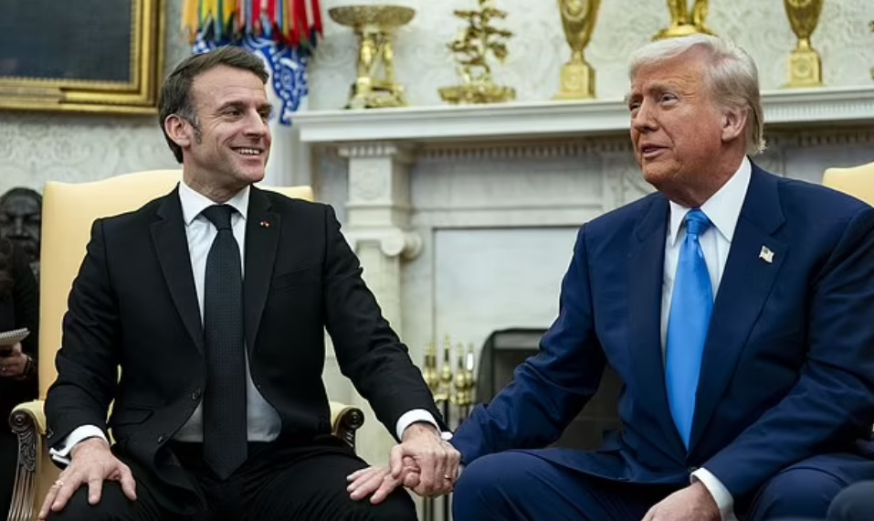 (Видео) Три чудни ракувања меѓу Трамп и Макрон за кои зборува целиот свет: Доналд се обиде да ја повлече раката, Макрон не му дава