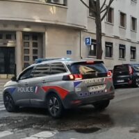 (Видео) Фрлени молотови коктели кај рускиот конзулат во Франција, се огласи Захарова