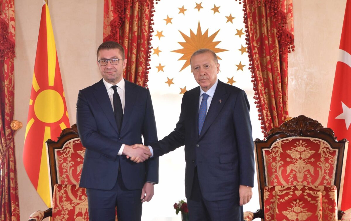 Во Ердоган гледам голем пријател, добредојден е во Скопје, Охрид, на било кое место кај нас, рече Мицкоски во Турција