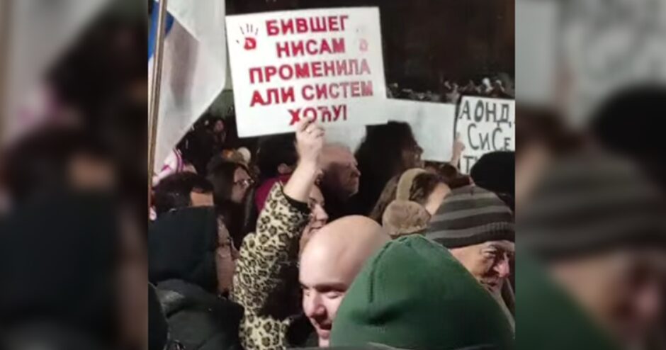 Девојка со интересен транспарент на протест во Србија насмеа многумина