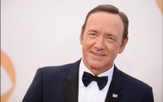 (Видео) Oбожавателка ја повреди Марија Шерифовиќ среде концерт