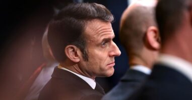 Макрон: Само Зеленски може да преговара во име на својата земја