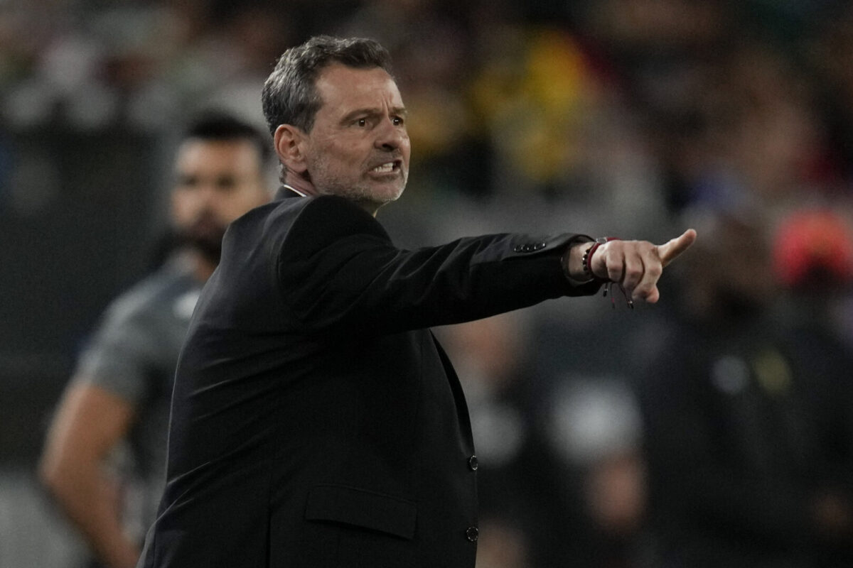 Најлошиот тим во Примера го отпушти тренерот