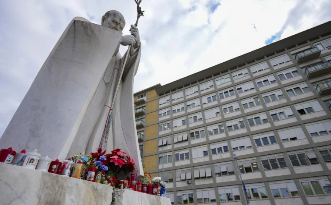 Папата останува во болница поради лоша крвна слика