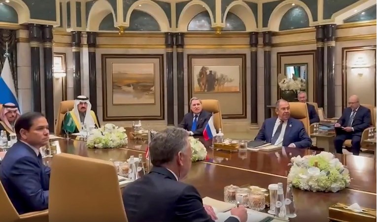 По четири и пол часа заврши состанокот помеѓу САД и Русија, стигаат првите реакции