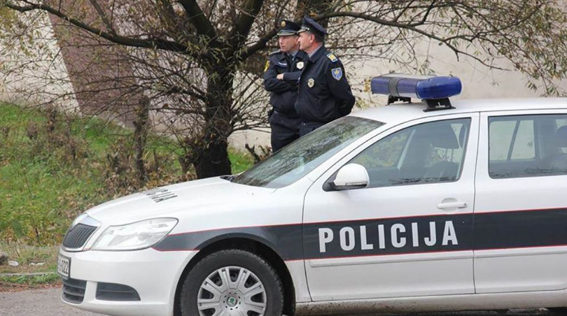 Полицијата откри 31 дете во куќа во БиХ, тројца уапсени за трговија со луѓе