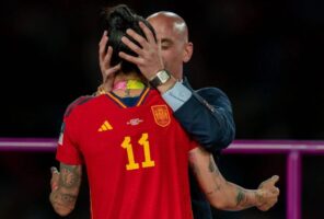 Поранешниот претседател на шпанската ФА казнет поради скандалозениот бакнеж