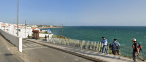 Португалски град им забранува на туристите да се шетаат во костими за капење, казни до 1500 евра