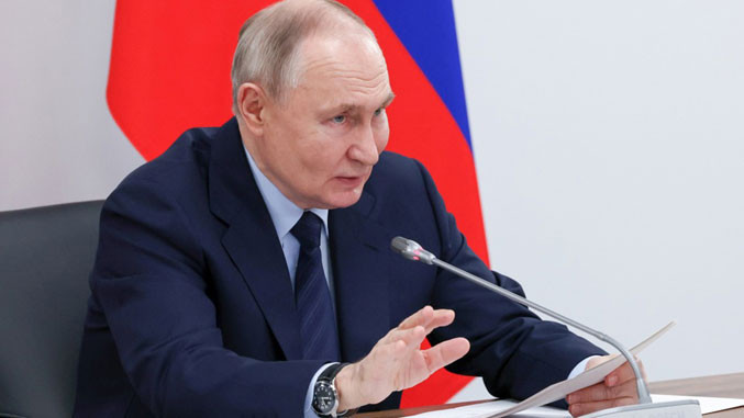 Путин: Трамп многу брзо ќе го врати редот а европските елити ќе застанат пред нозете на својот господар и нежно ќе мавтаат со опашот