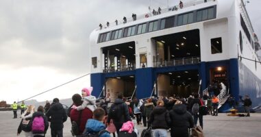 Се менува кратерот на вулканот на Санторини, растат стравувањата за туристичката сезона