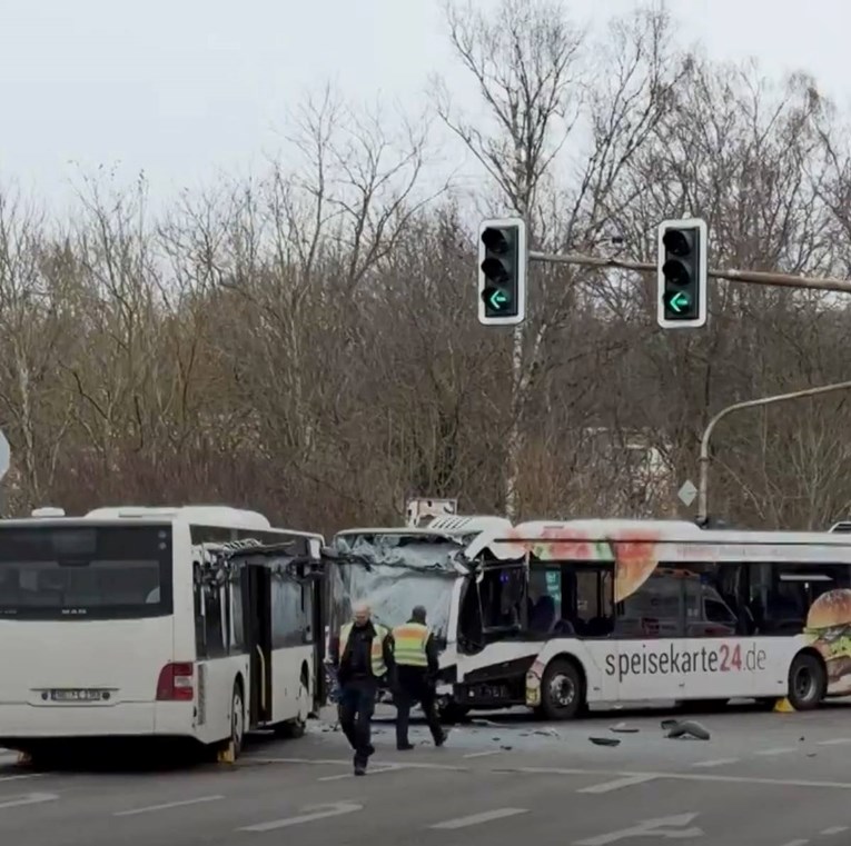 Се судрија два автобуса во Германија, има многу повредени