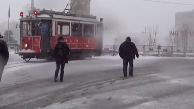 Снежна бура го парализираше Истанбул