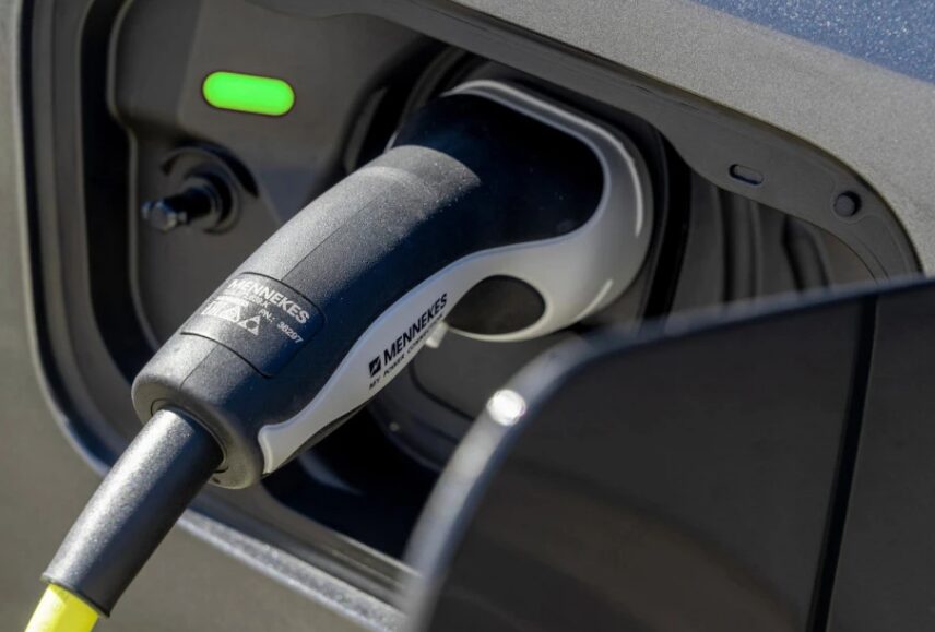 Форд има идеја да го скрати времето на полнење на батеријата