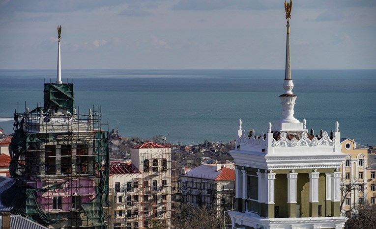 (Фото) Битката за Мариупол беше една од најинтензивните и најтрагични епизоди од руската инвазија, сликите од градот покажуваат дека војната е видлива на секој чекор