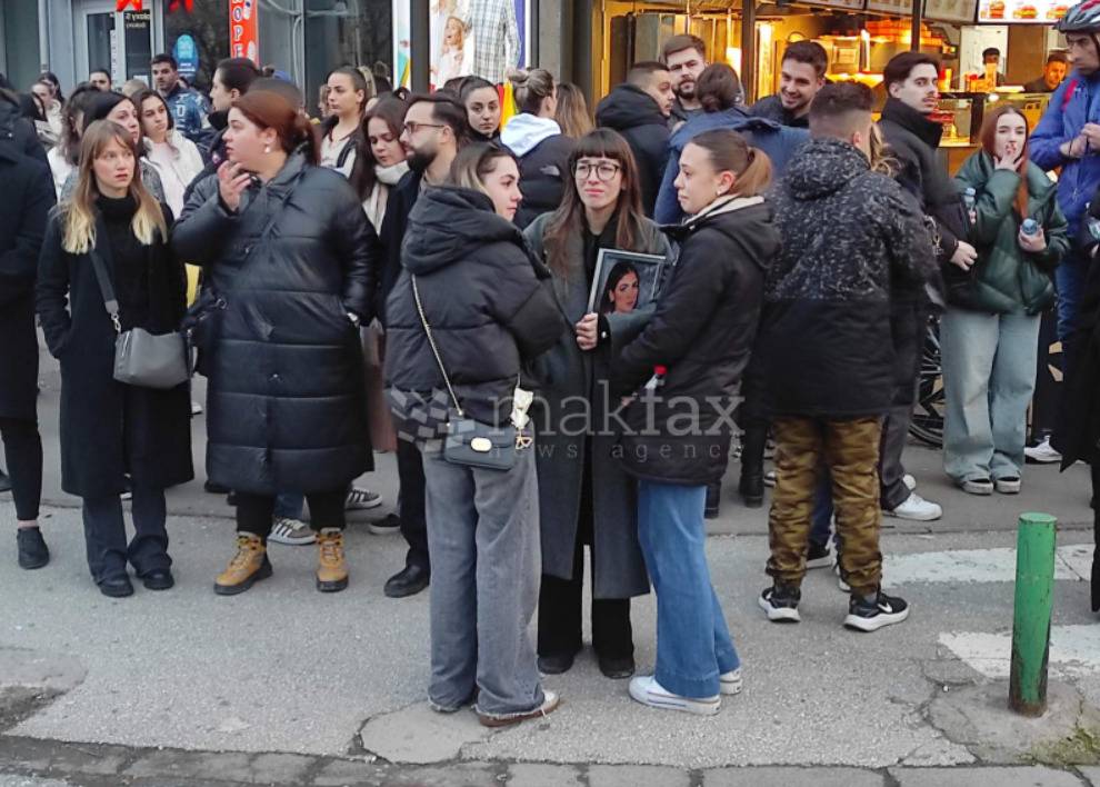 (Фото) Граѓани веќе се собираат на Партизанска за протестот закажан во 17 часот