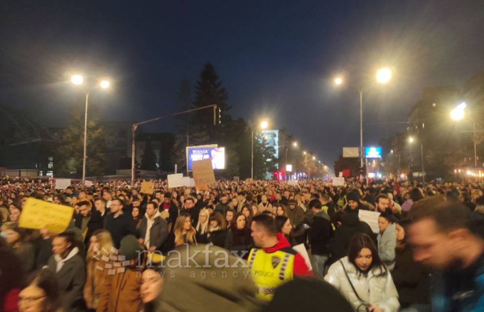 (Фото) Граѓаните тргнаа кон Собранието