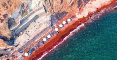 (Фото) Како изгледаше една од најубавите плажи на Санторини пред земјотресите