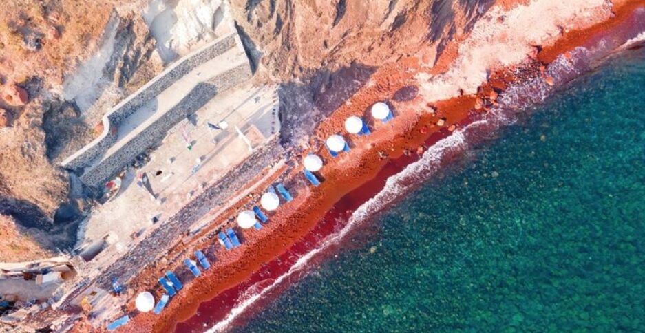 (Фото) Како изгледаше една од најубавите плажи на Санторини пред земјотресите