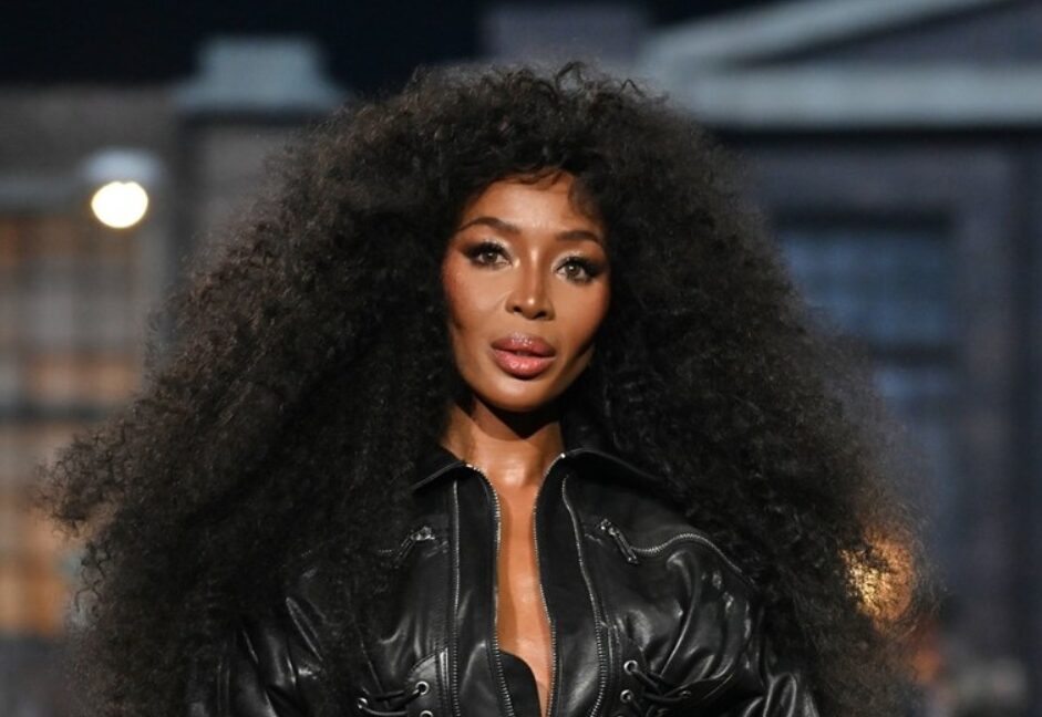 (Фото) Наоми Кембел прошета по пистата на модната недела во Милано во боди од кожа