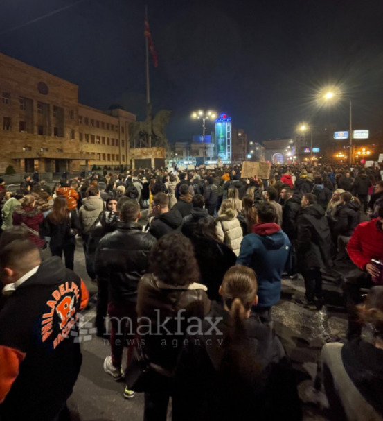 (Фото) Три минути молк пред Собранието на Македонија, протестот продолжува кон Обвинителството