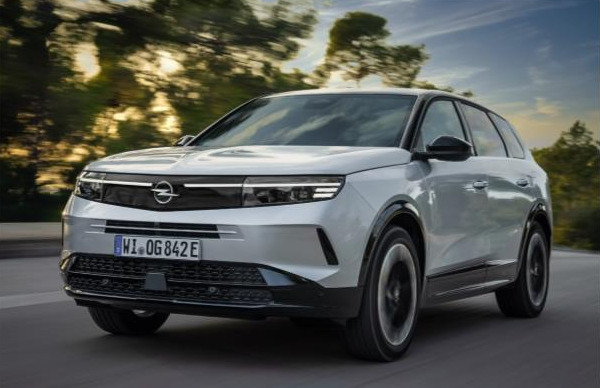 Шампион со долг опсег: Новиот GRANDLAND PLUG-IN HYBRID