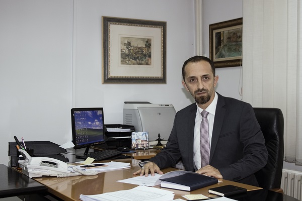 „Вреди“: Поранешниот државен секретар за култура Азири го продаде албанскиот идентитет за работно место