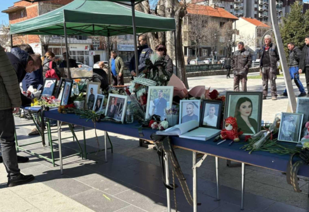 Мицкоски го посети Кочани и се потпиша во книгата на жалост: Во солзи и тишина даваме почит за жртвите