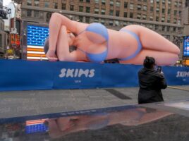 Џиновската кукла на Ким Кардашијан поставена на сред Тајмс Сквер ги згрозува луѓето