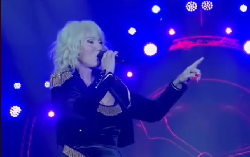 (ВИДЕО) Лепа Брена низ солзи ја замоли публиката: Помогнете ми да отпеам песна за Саша Поповиќ