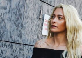 (Видео) Ќерката на Мајкл Џексон во проѕирен фустан позираше пред фотографите во Париз