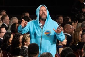 (Видео) Адам Сендлер на доделувањето на Оскарите се појави во дуксер, се „навреди“ и си замина