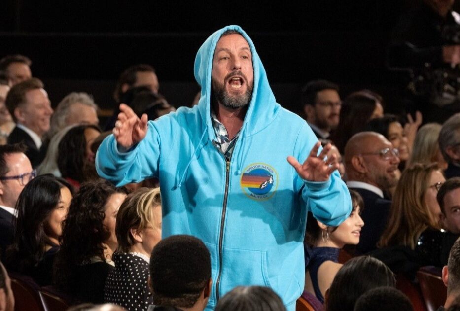 (Видео) Адам Сендлер на доделувањето на Оскарите се појави во дуксер, се „навреди“ и си замина