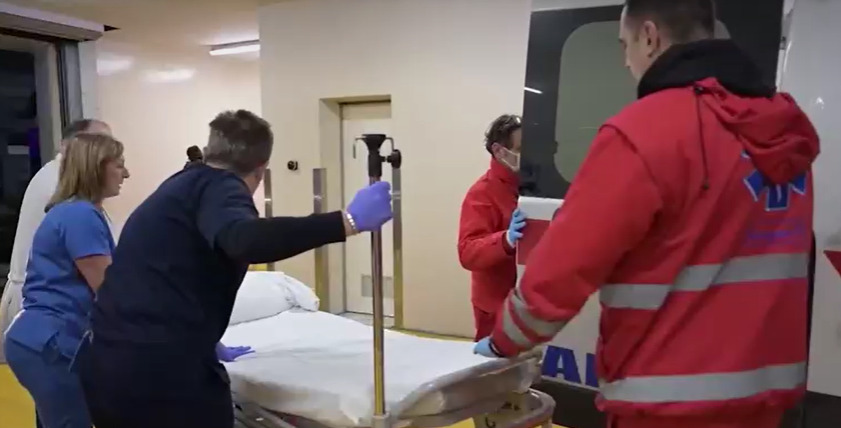 (Видео) Вкупно 12 повредени од пожарот во Кочани попладнево со авион стигнаа во Белград