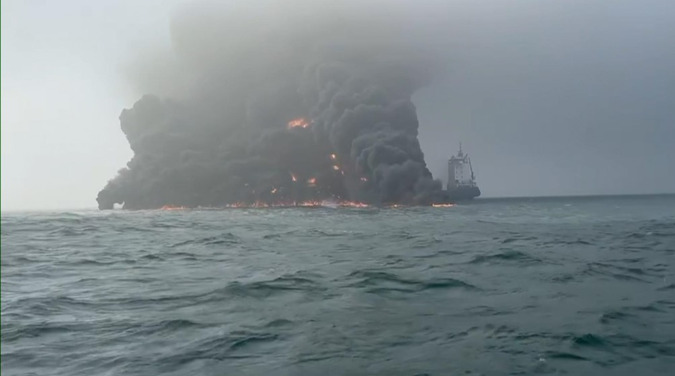 (Видео) Еден исчезнат по несреќата на брод и танкер во Северното море, бродот носел токсичен цијанид