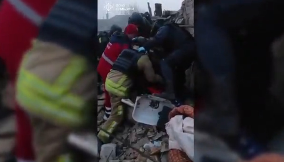 (Видео) Објавена снимка од извлекувањето човек од урнатините во Харков по масовниот руски напад