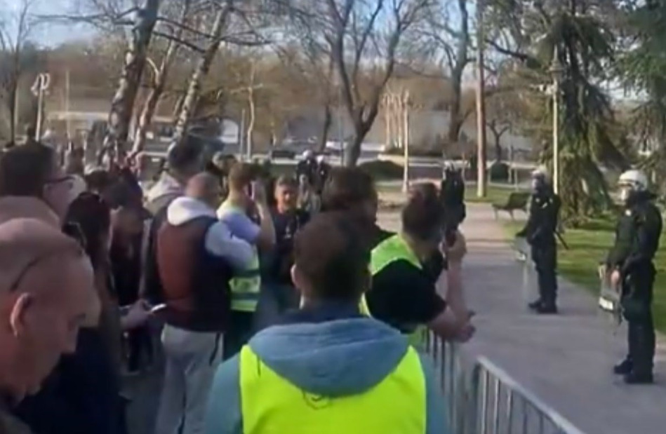 (Видео) Приврзаниците на Вучиќ дојдоа на митинг во Ниш, луѓето фрлаа јајца по нив