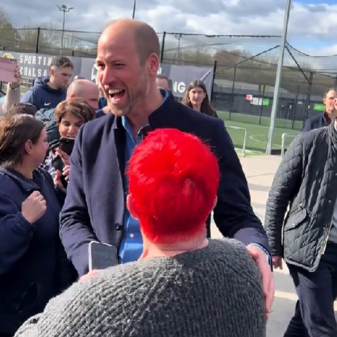 (Видео) Принцот Вилијам разговараше со обожавателка и се пошегува: Барем јас да имав таква коса