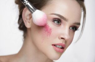 (Видео) Само еден трик за руменило ќе избрише години од вашето лице и ќе ви даде нов изглед