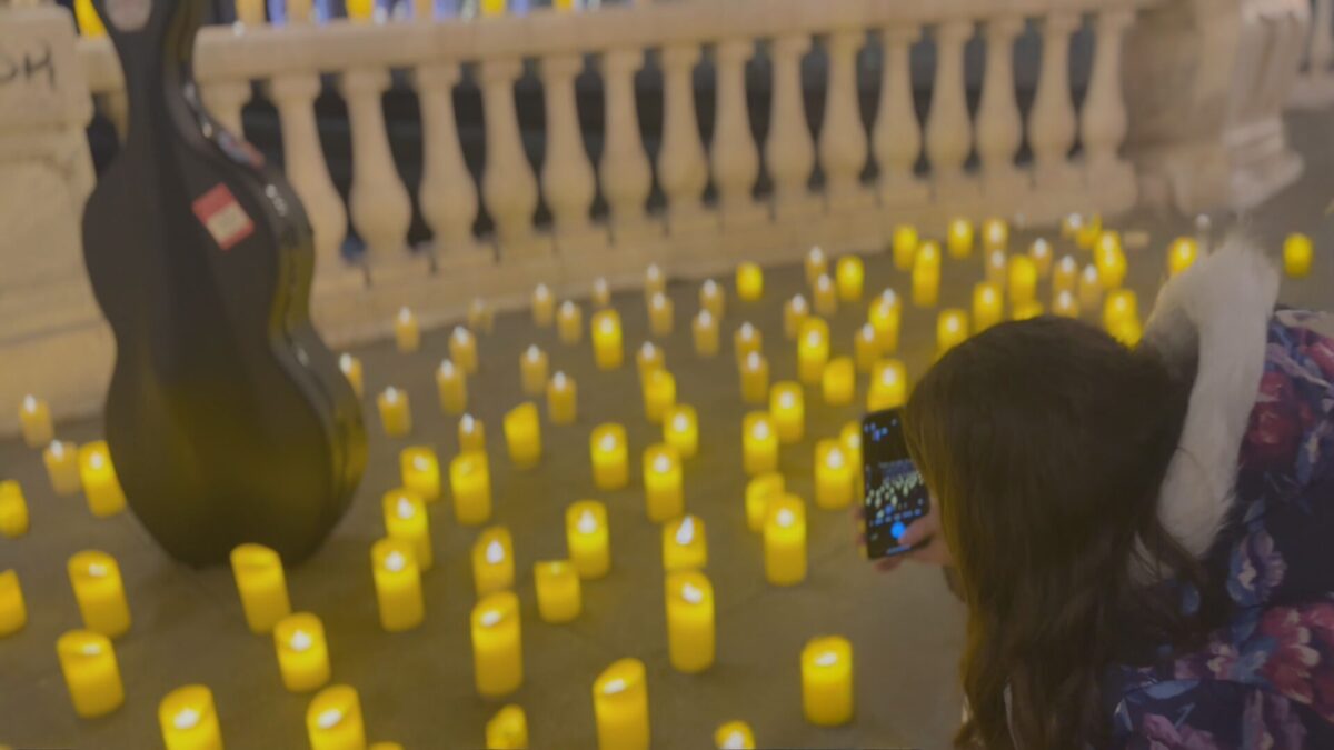 (Видео) Скопје во магична светлина под свеќи – што се случуваше на Мостот на уметноста?