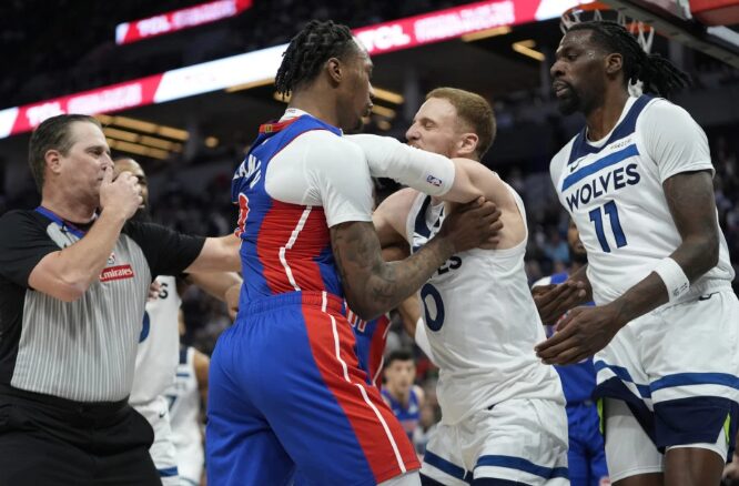 (Видео) Тепачка во НБА , судиите поделија 12 технички и седум исклучувања