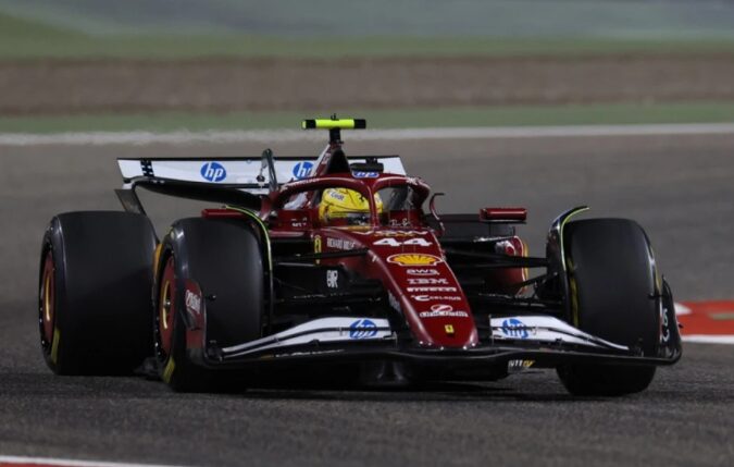 (Видео) Хамилтон ги поздрави тифозите на Пјаца Кастело: Подготвен е за новата сезона во црвениот болид