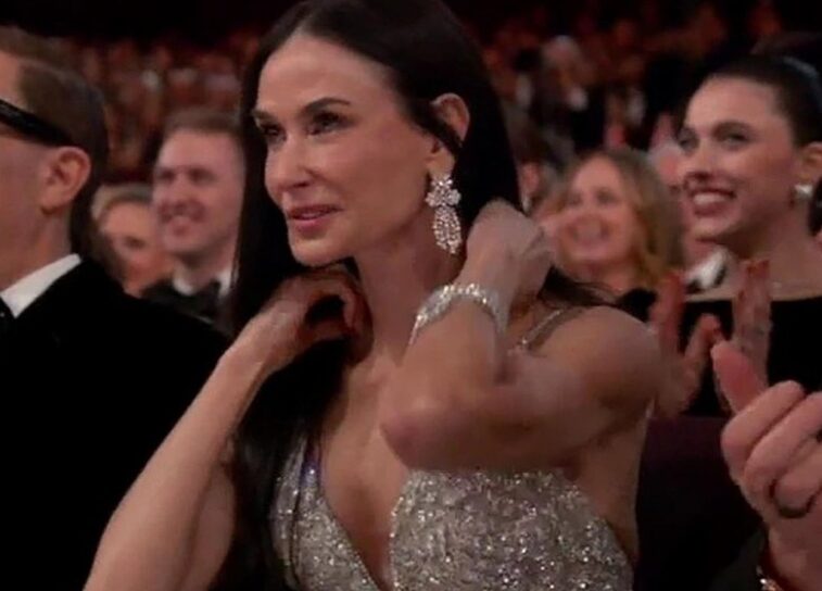 (Видео) Читачот од усни открива што зборуваше Деми Мур кога ѝ побегна „Оскарот“