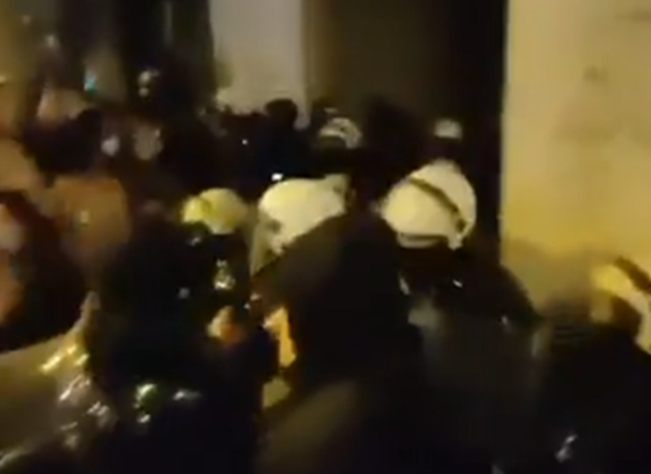 (Видео) „Полицијата во Нови Сад со палки тепаше студенти“, објави Н1 Србија