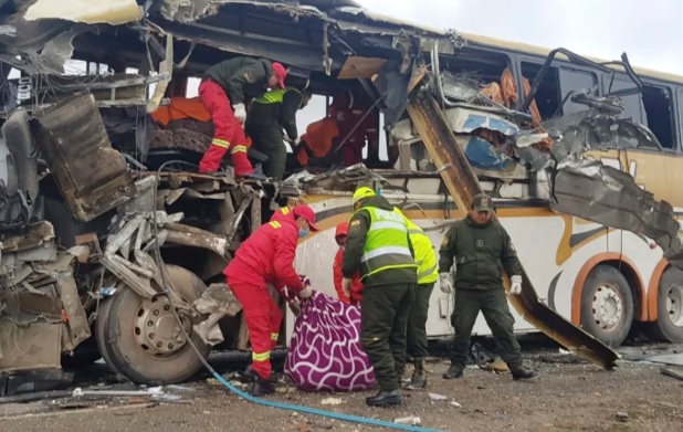 Во судар на два автобуси во Боливија загинаа 35 возрасни и две деца