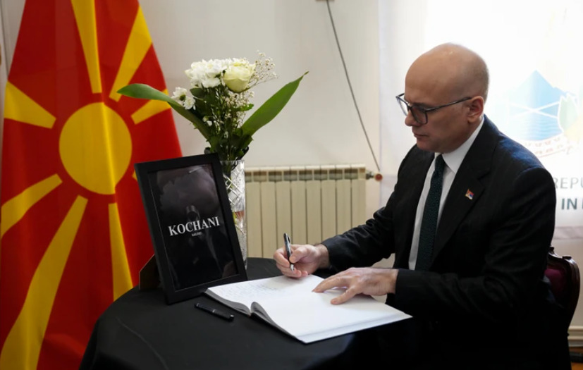 Вучевиќ се потпиша во книгата на жалост: Србија е со Македонија, ќе помогнеме на секој начин