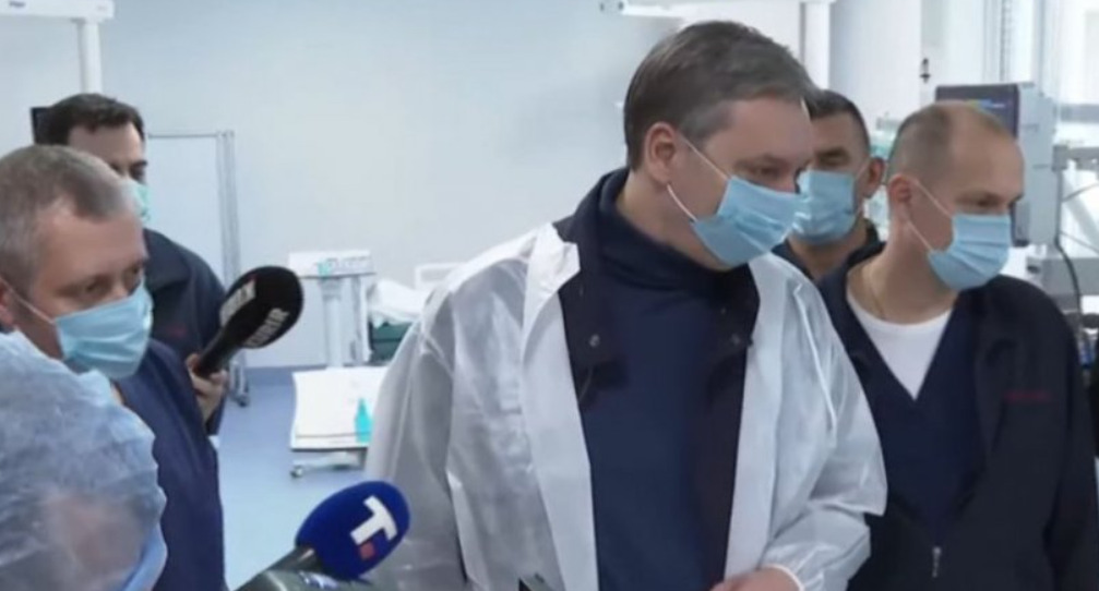 Вучиќ ги посети повредените од пожарот во дискотеката од Македонија: Ќе биде добро, лекарите велат да не се грижите
