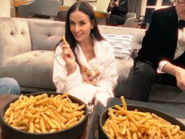 Деми Мур ја избриша шминката и се почести со помфрит по Оскарите