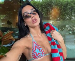 Дуа Липа ужива во својот одмор, сподели фотографии во бикини на Инстаграм