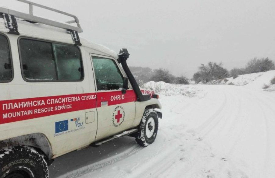 Извлечени две лица од Чешка кои заглавиле во снежен нанос на Галичица