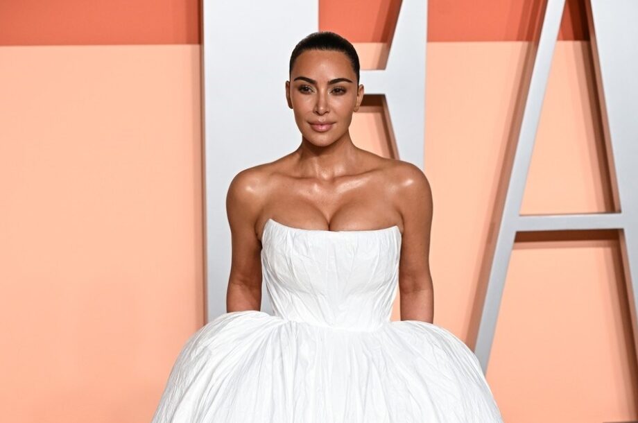 Ким Кардашијан пристигна на забавата на Vanity Fair во венчаница